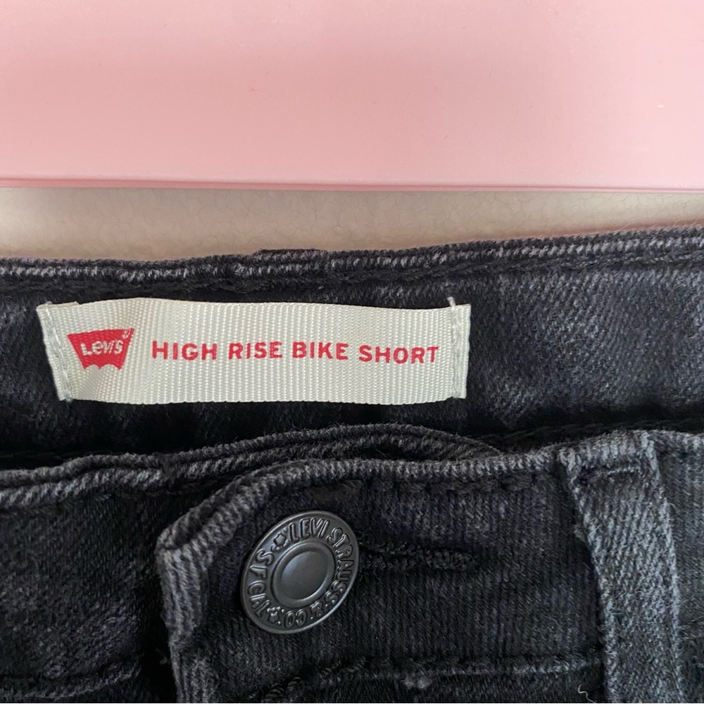 Levi’s High Rise Bike Short - Picture 3 of 7